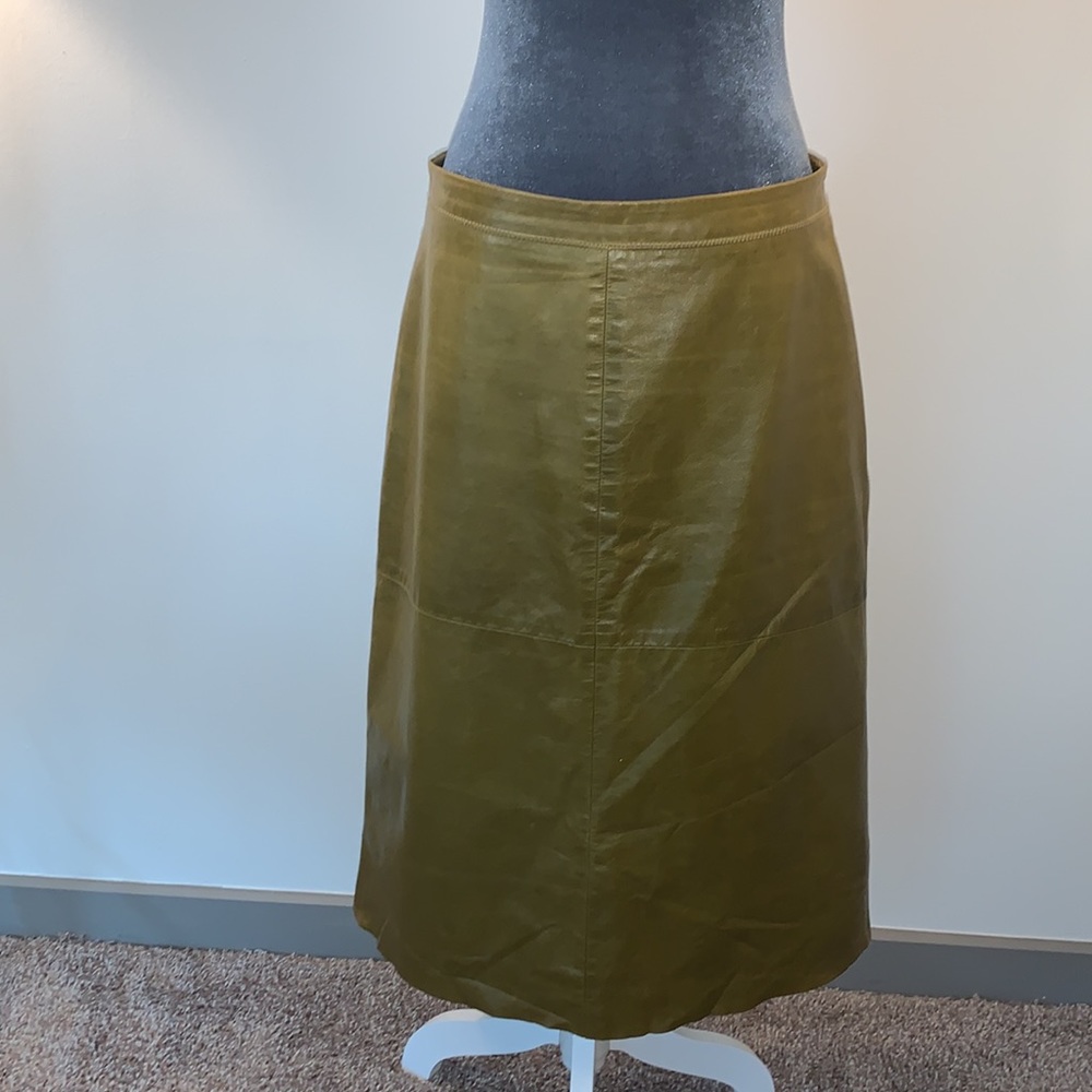 Gap leather skirt size 8. Color khaki with a yellow undertones.